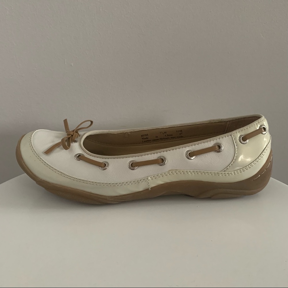 Clarks - Off White & Tan Boat Shoe Style Flats - Women’s Size 7